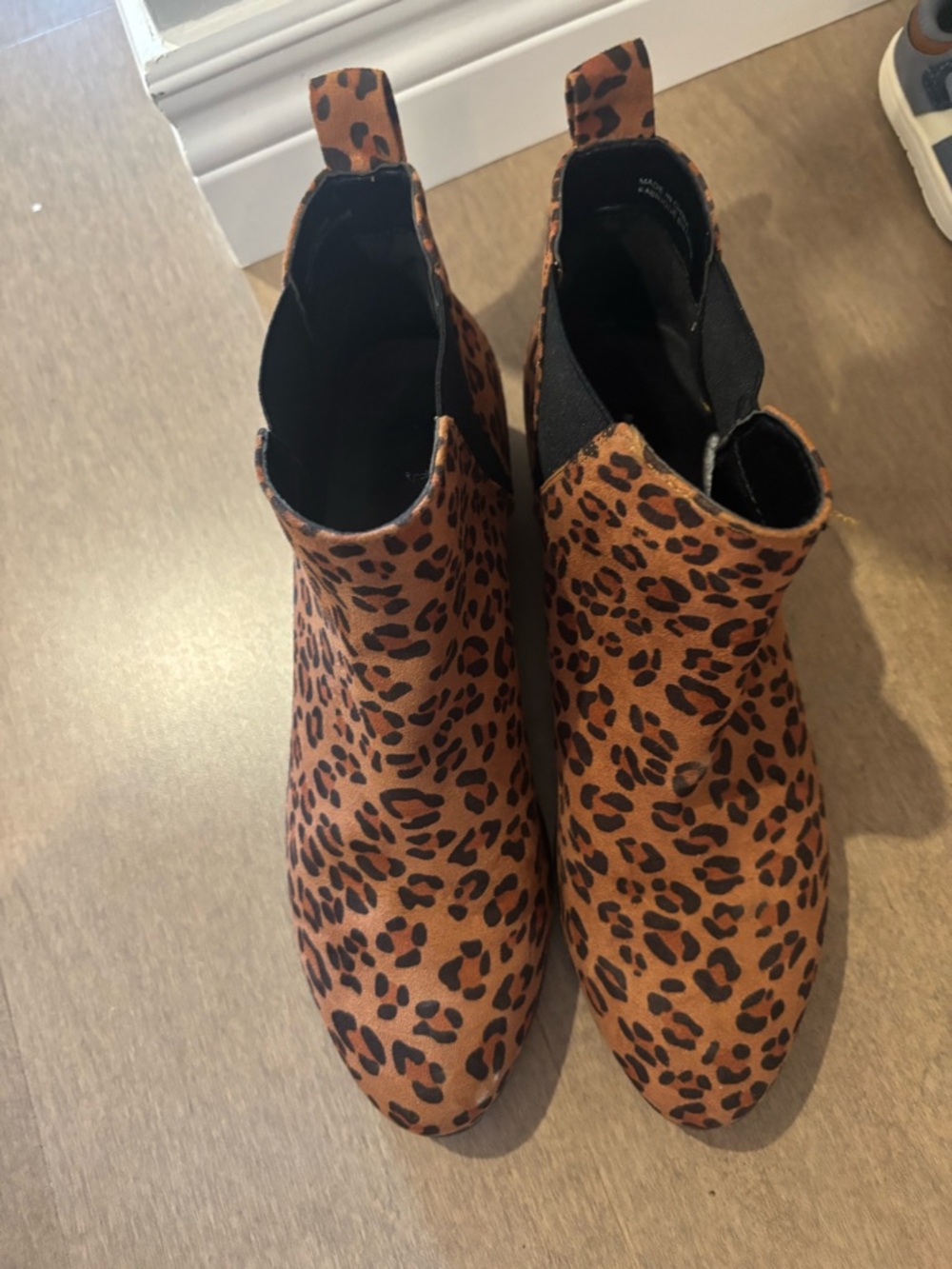 Jillian Harris x Joe fresh Leopard Print Chelsea Ankle Boots size 8 - Picture 3 of 3